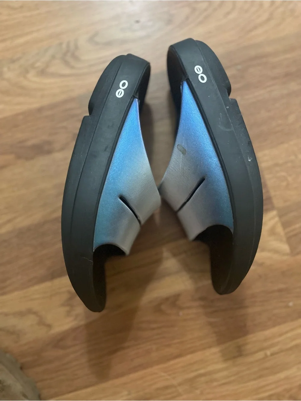 OOFOS woman’s sz 8 men’s sz 6  Silver blue and Black Slide Sandals